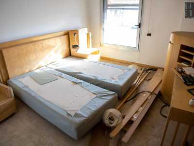 Accediamo anche ad alcune delle stanze che ospitano, assieme ai materassi e ai resti degli arredi sparsi sul pavimento...